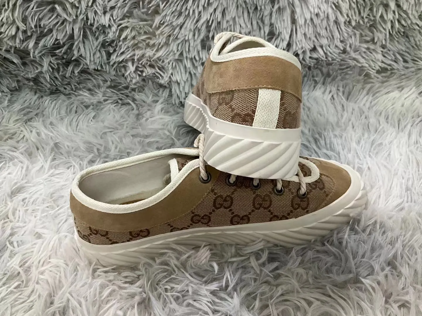 👟👟Ex-factory price 440👟👟 2023 Gucci casual sneakers, top version! 🌸1:1 reproduction. New model for early spring, creating a perfect style💣💣💣street style🔥🔥🔥cool and trendy C-level fashionable outfit with retro and futuristic feel🌹🌹🌹classic shoe shape + British color matching design, super attractive. All kinds of leather splicing, original reverse mold last, imported high-end knitting needle jacquard fabric showing exquisite texture! Open mold to customize high-density outsole. Comes fully packaged. Size: Female 35-41 Male 39-46